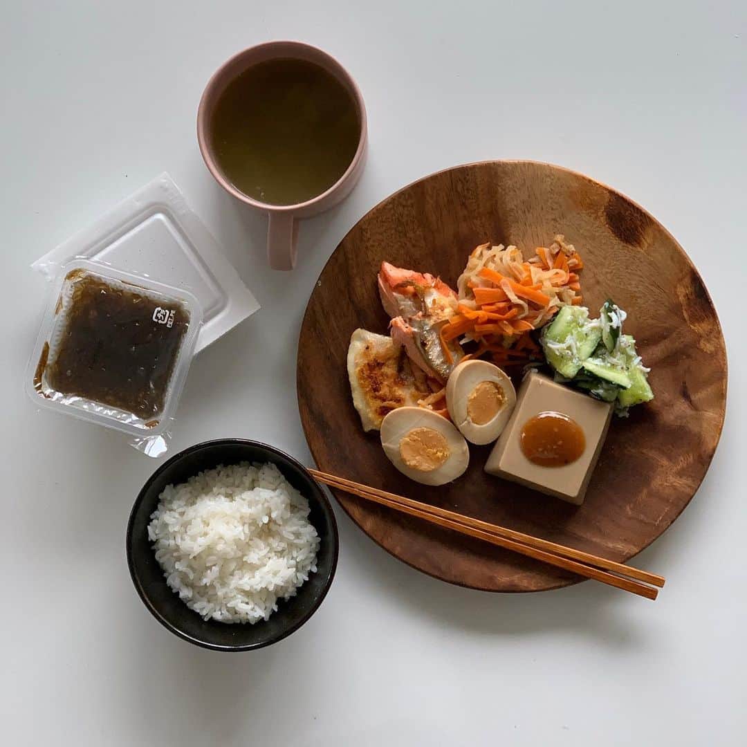 のインスタグラム：「節約！納豆の余った辛子を使った 「小松菜の胡麻辛子和え」が最高でした🌷 . お砂糖を加えて甘辛にするとおすすめ💮 リピート決定です！  #となりの食卓　#料理好きな人と繋がりたい #料理友達募集中　#朝ごはん #朝ごはんの記録 #おうちあさごはん #おうちごはん #あさごはん #いえごはん #家ごはん #朝食 #iegohanphoto #フーディーテーブル #和食 #和食朝ごはん #和食ごはん #豊かな食卓 #朝時間 #私のおいしい写真 #丁寧な暮らし #私のおいしい写真 #iPhone写真 #料理 #料理写真 #wp_deli_japan #mycook365 #てづくりごはん365 #キッチングラム #おうちごはんlover #タベリー」