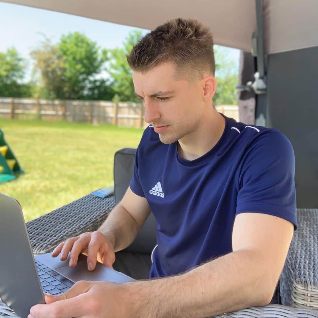 マックス・ウィットロックのインスタグラム：「Today we launched UK learns in partnership with Pearson and I have nearly finished a 2 hour marketing course today! Lockdown hasn’t been easy but I’m trying to use the time to train in a way I usually wouldn’t to help develop my weaker areas in gymnastics as well upskill and continue to learn through new courses supplied by Pearson to help my business ventures and passion projects grow. UK Learns is offering £5 million worth of official courses for FREE, which is crazy! They range from engineering, to social care to accountancy. Have a look through the platform and give it a go, share the link with friends and family and lets help upskill as many people as we can during this difficult time!! Very proud to be a part of a project that could be so powerful in helping a lot of people!! Find it at - uklearns.pearson.com」