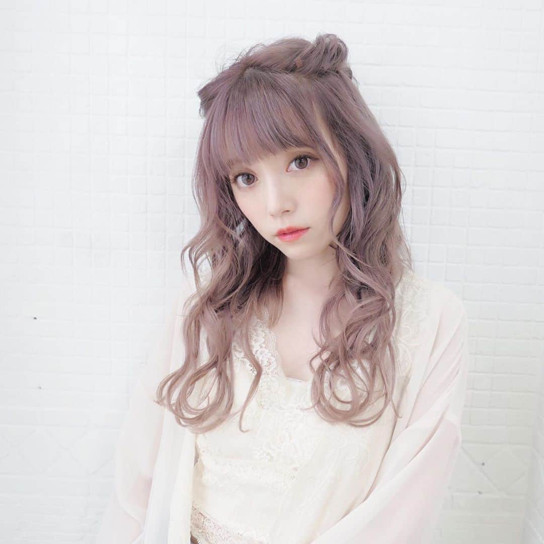 おりもあいさんのインスタグラム写真 おりもあいinstagram ピンクヘアについて沢山dm頂いたので 分かりやすい写真載せておきます これはピンクベージュで 薄いピンクだよ ブリーチに関しては 元々ブリーチ髪にさらにブリーチして色を入れてます 私も