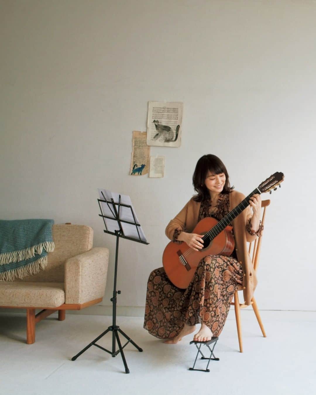 ブルータスさんのインスタグラム写真 - (ブルータスInstagram)「【クラシック音楽★発売中】 いつかバッハの〈カンタータ〉を弾きたいんです、とクラシックギターを抱える、女優・石田ゆり子さん(@yuriyuri1003 )。 そんな彼女が選ぶクラシック曲は「疲れた心をリフレッシュさせてくれるクラシックギター曲」。 「〈ブエノスアイレスの四季〉はアストル・ピアソラというクラシックギター界ではレジェンドと呼ばれる人が作った曲で、ラテンの空気を纏った情熱的なメロディが、エネルギッシュに奏でられています。〈インヴェンションズ(バッハへのオマージュ)〉はアレクサンドル・タンスマンのバッハへのオマージュで、バッハの〈コラール『目覚めよと呼ぶ声あり』〜カンタータBWV140〉は私にとって馴染み深い名曲。純粋で優しい音色が心地良いです」と石田ゆり子さんは語った。 #BRUTUS #クラシック #音楽 #music #石田ゆり子」5月19日 23時02分 - brutusmag