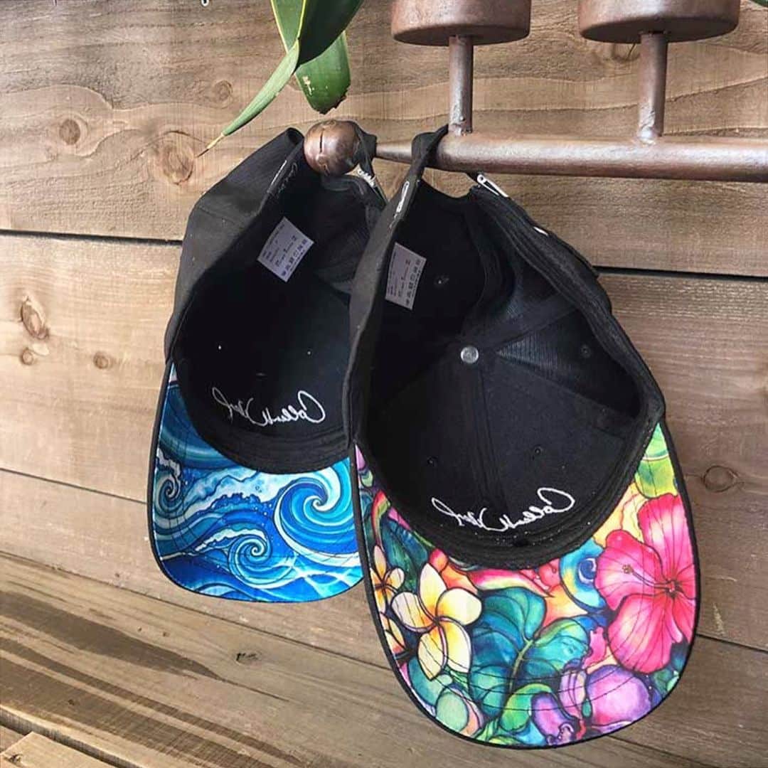 ラレイアのインスタグラム：「🌺 今年もcapが人気です🙌🧡 ・ ツバ裏がアートになったロゴCAPはシンプルなのでユニセックスで使えます😍✨ ・ ペアで使ってる方結構多いですよ🙈💕 ・ プレゼントにもおすすめです！ ・ ・ ・ ・ ---La Leia Precious Life(ラレイア)--- @laleia_official ・ 楽天市場店 https://www.rakuten.co.jp/laleia-p-life/ ・ au wowma店 https://wowma.jp/user/52666346 ・ Yahooショッピング店 https://shopping.geocities.jp/laleia-p-life/ ・ ・ @laleia_official  @colleenwilcoxgallery_jp  #colleenwilcox#art#hawaii#aloha#surf#beach#laleia#ハワイ#フォトジェニック#インスタ映え#インスタ女子#アロハ#ビーチ#海を感じる雑貨#ラレイア#アート#ビーチガール#サーフスタイル#大人カジュアル#キャップ#コリーンウィルコックス#ギフト#プレゼント」