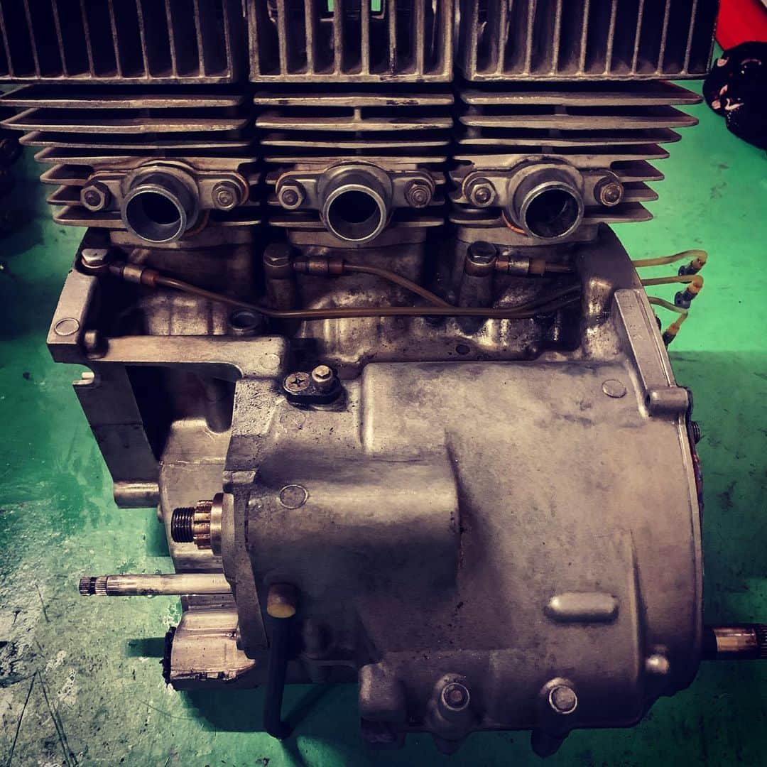 TEEDAさんのインスタグラム写真 - (TEEDAInstagram)「I’m overhauling my classic motorcycle’s  engine in spare moments from my work lately... but I’m not sure about it...lol  最近、仕事の合間で愛車のエンジンをプチ修理。。。もうね、壊しながら修理してる（笑）　でも充実した時間だね。  #backon #teeda #kenji03 #旧車 #バイク　#ケッチ　#カワサキトリプル　#kh400 #エンジン分解　#壊しながら修理　#ボルト関係のトルクに気をつけろ　#なんだかんだでもう少し　#kawasakis3 #kawasakitriple」5月19日 22時58分 - teeda_bo