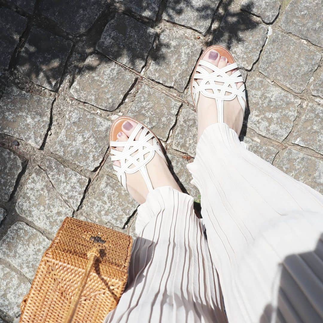 Eri Satoのインスタグラム：「@pikolinos_shoes のサンダル👡✨ 履きやすいから暖かい日はこれ履いちゃう🎶 プリーツパンツとの相性も🙆🏻👌✨ · 来月からは幼稚園行けるのかなー？ 娘のプレは9月かららしい😂😂😂 · #fashion#ootd#outfit#code#coordinate#ママコーデ#くつ#locari#ママファッション #春靴#カジュアル#お洒落さんと繋がりい#pikolinos#pikolinos_shoes#getcomfyandsmile #ピコリノス#靴#コンフォートシューズ#はきやすい#歩きやすい#シューズブランド#エシカル#エシカルファッション#足元#スニーカー#大人女子#大人カジュアル#サンダル#シューズ#靴コーデ」