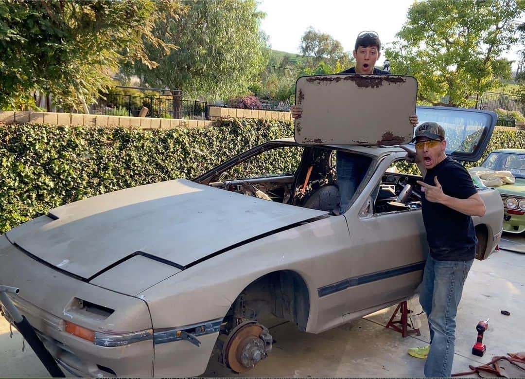 スティーブのインスタグラム：「The Rx-7 fc interior is gutted and the sunroof is out... now can 2 amateurs fix this major rust situation? Watch today’s video to find out  RX-7のサンルーフを取ってみたけどサビだらけ！できるだけやってみるけど果たしてどこまで直せるか！？頭文字d RX-7 プロジェクトが続きます！ 本日の新作動画をチェックしてね　#rx7fc #rx7 #mazdarx7 #initiald  #brapbrap #親子　#diy #マツダ #mazda #rotary #頭文字d」