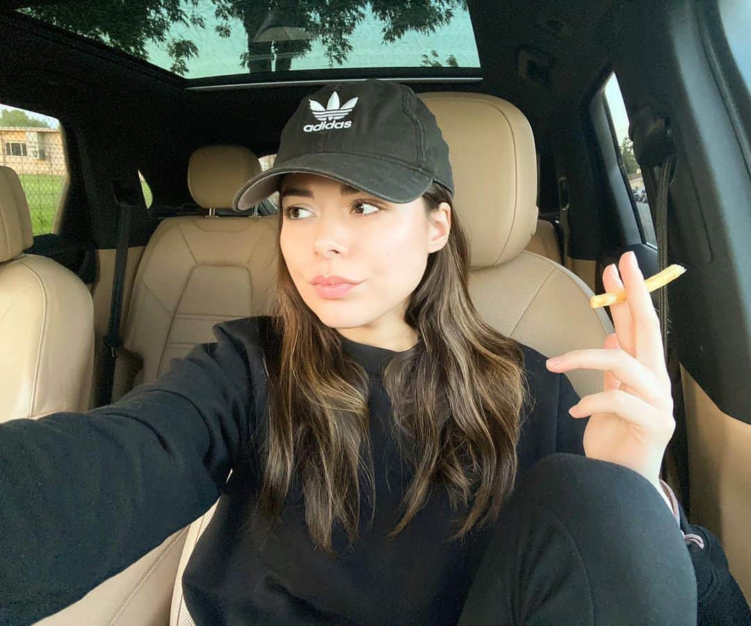 ミランダ・コスグローヴのインスタグラム：「Just a little something to take the edge off」