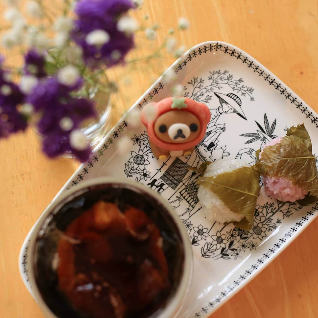 く～さんのインスタグラム写真 - (く～Instagram)「おはようございます。  先日お花を買ったら、おまけでスターチスをつけてくれました。(紫の花)家にいることが今多いので、お花は癒されます。  ローソンでリラックマの和菓子があったので買ってみました。可愛い♥️小さい桜餅もローソンの。これ結構好きです。  #おうち時間 #おうち喫茶 #おうちカフェ #和菓子 #コーヒー #リラックマ和菓子 #桜餅 #北欧食器 #花 #おやつ #sweets #sweetooth #dessert #coffeegram #coffee #igersjp」5月20日 8時47分 - cafecafecoo