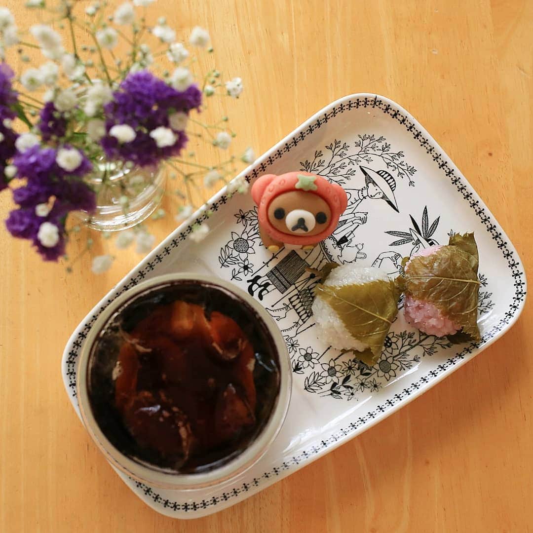 く～のインスタグラム：「おはようございます。  先日お花を買ったら、おまけでスターチスをつけてくれました。(紫の花)家にいることが今多いので、お花は癒されます。  ローソンでリラックマの和菓子があったので買ってみました。可愛い♥️小さい桜餅もローソンの。これ結構好きです。  #おうち時間 #おうち喫茶 #おうちカフェ #和菓子 #コーヒー #リラックマ和菓子 #桜餅 #北欧食器 #花 #おやつ #sweets #sweetooth #dessert #coffeegram #coffee #igersjp」