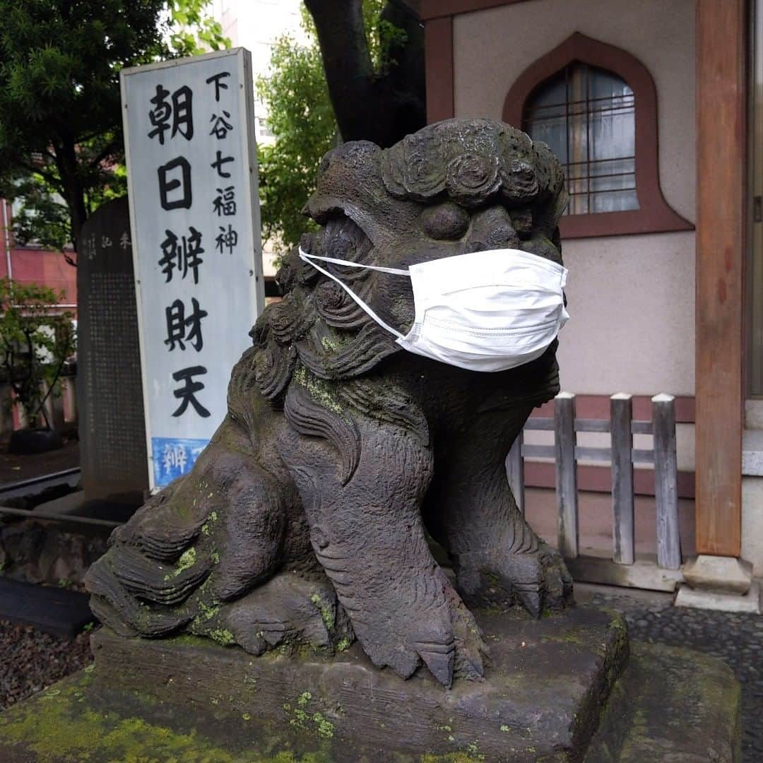 下関マグロのインスタグラム：「狛犬もマスク #マスク  #狛犬  #朝日弁財天」