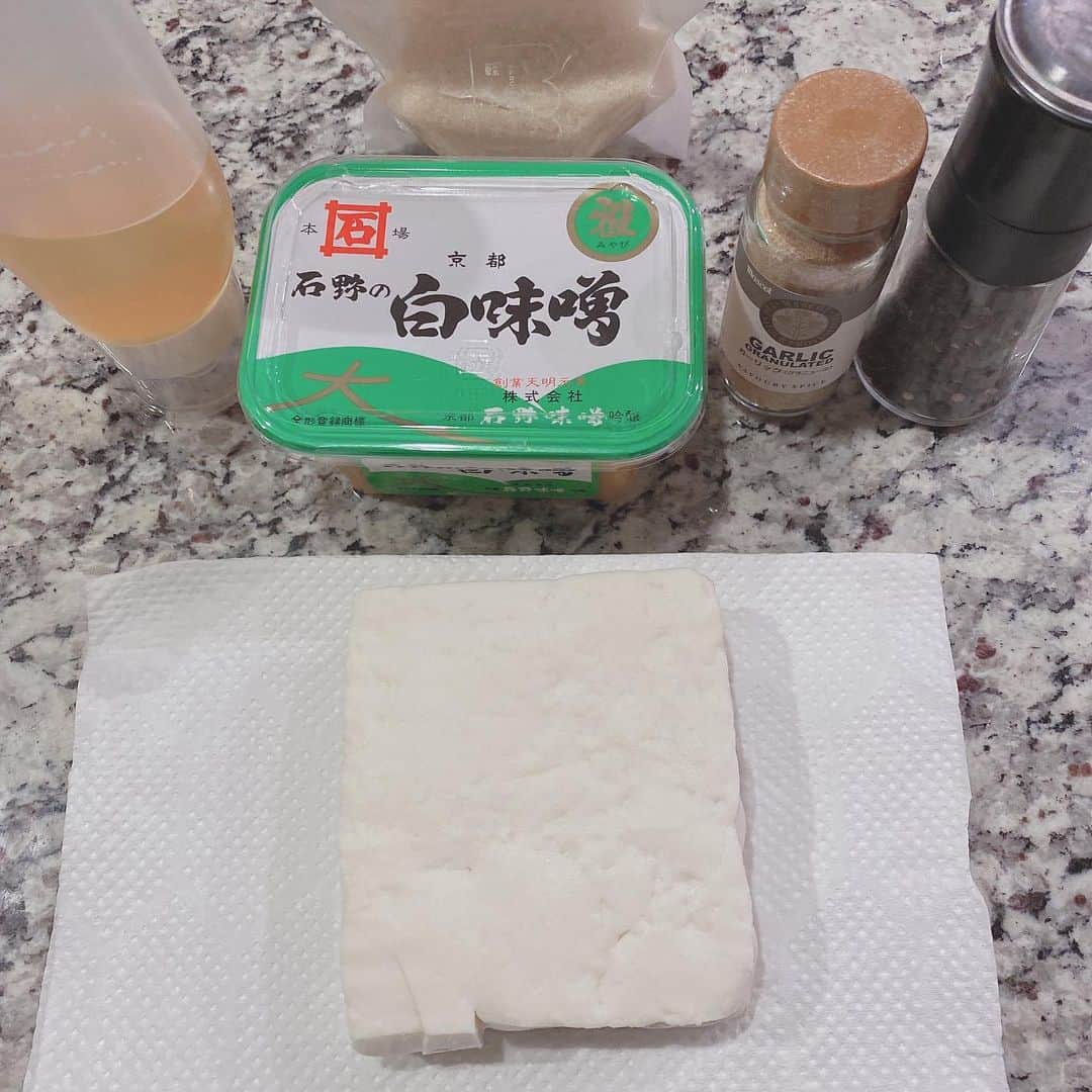 金子エミさんのインスタグラム写真 - (金子エミInstagram)「おはようございます🌞✨ 今朝は律心のオンライン授業がはじまる前にバナナチョコが大好きな律心へ、ふっくら香ばしいそば粉のパンケーキを作りました🥞🍌🍫 ・ ・ クリームチーズ🧀は絹ごし豆腐とみそと蜂蜜🍯クリームチーズでミキサーにガーっ！とかけて冷やして出来あがっていたヘルシーなお豆腐のクリームチーズが簡単にできます。 ※ココナッツ🥥オイルを入れるとさらに✨ そば粉パンケーキにお豆腐クリームチーズを塗ってバナナ、チョコ、アーモンドをのせてできあがりました。 とても　#ヘルシースイーツ ですね。 ・ ・ #そば粉 #グルテンフリー #香料#着色料#不使用 #お豆腐クリームチーズ #パンケーキ」5月20日 8時55分 - emikaneko1114
