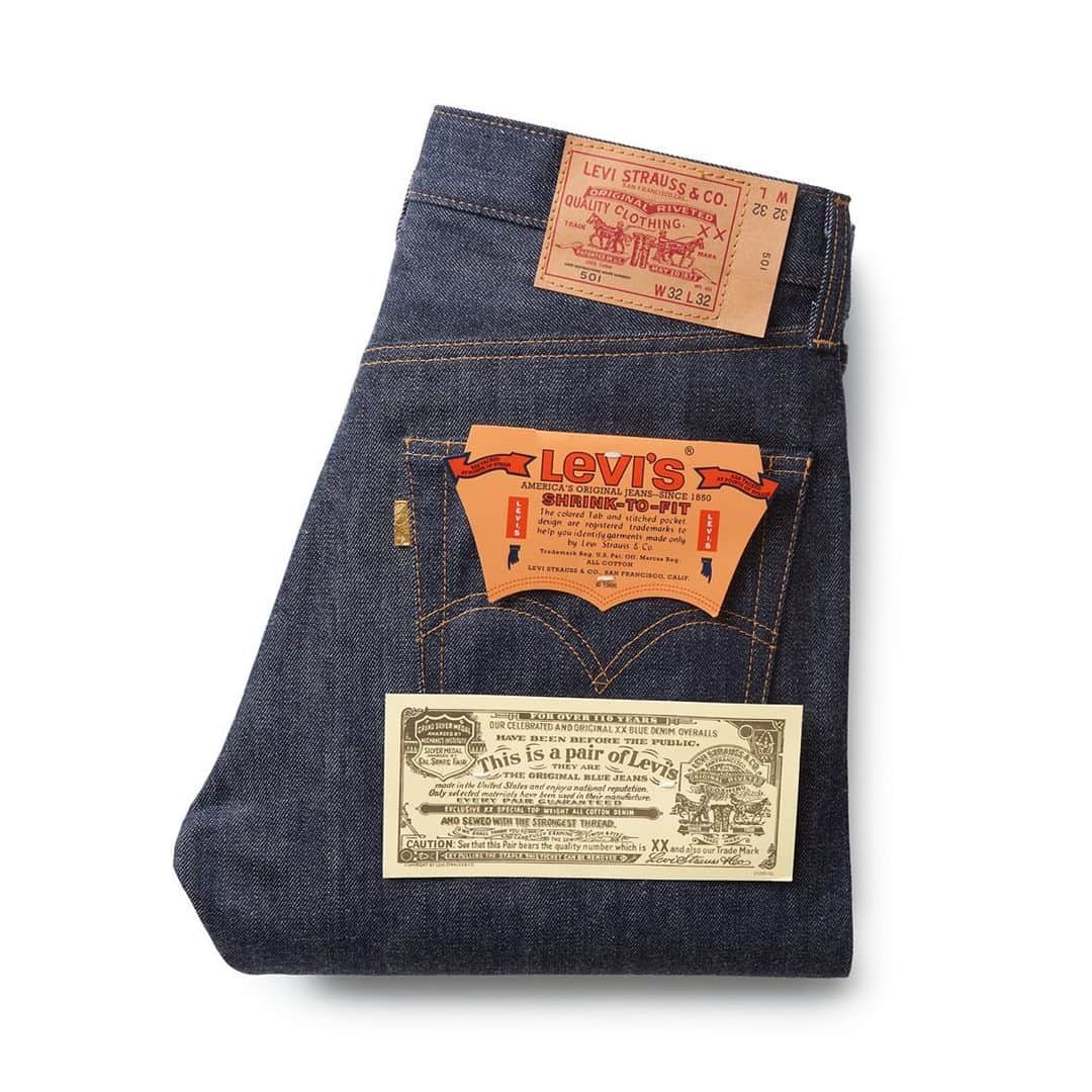 Levi's Japanさんのインスタグラム写真 - (Levi's JapanInstagram)「Levi’s® Vintage Clothing  Golden Ticket 501® Jeans  リーバイス® ビンテージ クロージングは、ジーンズの誕生日である本日、『レッドタブで遊ぶ！1971年モデル501®』を世界限定501本発売します。  レッドタブは年代によって仕様が変更されてきました。1971年には、レッドタブに入っている「LEVI’S」の文字が「Levi’s®」という小文字表記へと、徐々に移行していった年です。その後、それぞれ変更前を「ビックE」、変更後を「スモールe」という愛称で親しまれるほど、大きな転換期となりました。1971年に生産された501®は、唯一スモールeとビックEのレッドタブの両方が生産された特別なモデルとなりました。  今回、ジーンズの誕生日を祝し、レッドタブの仕様が「Levi’s®（スモールe）」に変更された1971年モデルの501®を、世界で501®本限定で復刻しました。さらに、501本のうち５本限定で、「LEVI’S（ビックE）」が含まれています。501本すべてのレッドタブ自体がくじになっており、購入して金箔をとらないとどちらに当たるかわからない仕様になった遊び心溢れる１本です。(オリジナルトートバッグがついて販売されます)  1971年501®は、リーバイス® ビンテージ クロージングで初めて復刻されるモデルで、 生地は、2017年に閉鎖されたアメリカ・コーンミルズ社ホワイトオーク工場のセルビッジデニムを使用。1966年モデルよりも少し細身で、ウエスト周りに丸みがあり、裾に向かってテーパードしたシルエットです。  どちらに当たっても世界限定501®本の1971年モデル501®をどうぞお楽しみください。発売開始は、2020年5月20日より、リーバイス公式オンラインストア、原宿フラッグシップストアのみでの限定本数販売となります。  販売価格66,000円（税込）  #LiveInLevis #Levis #levisvintageclothing #levis501 #リーバイス #ジーンズ #ジーンズコーデ #デニム #デニムコーデ」5月20日 8時51分 - levis_japan