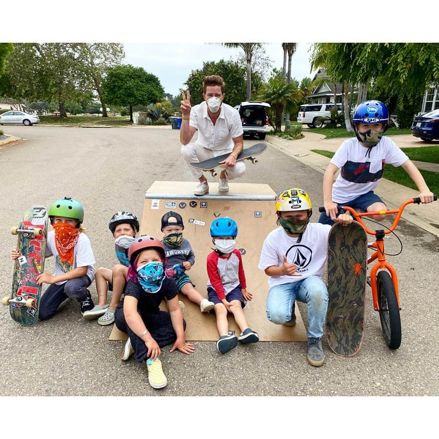 ショーン・ホワイトさんのインスタグラム写真 - (ショーン・ホワイトInstagram)「When you drive by a request like this you can’t say no. Definitely brought back some memories seeing these kids killing it on their starter ramp in the neighborhood, so I stopped to skate with them from a safe distance. Hard to see cuz the masks but I was stoked to put smiles on some young faces during these tough times and these kids definitely brightened my day... thanks for the session 😷🛹🤘🏻」5月20日 9時13分 - shaunwhite