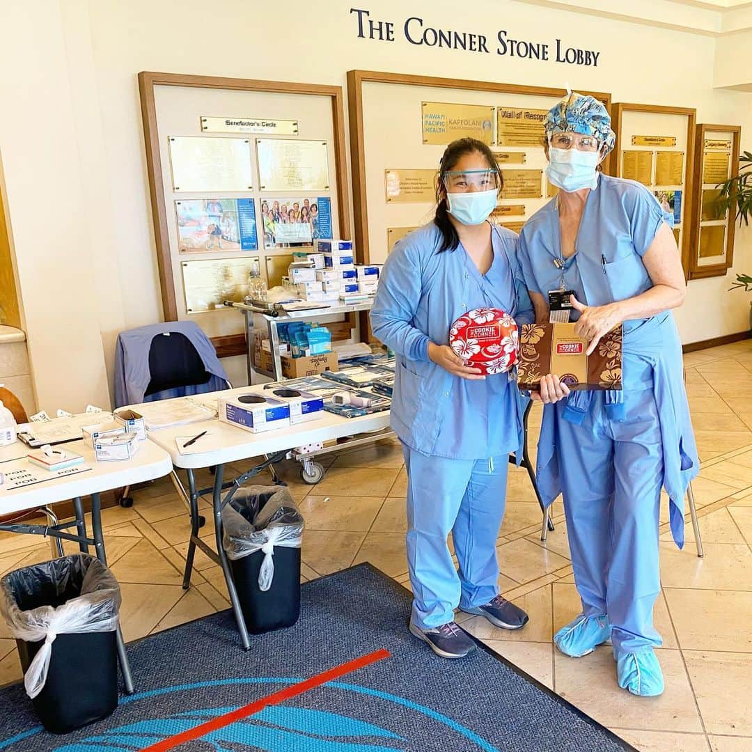 マキ・コニクソンさんのインスタグラム写真 - (マキ・コニクソンInstagram)「今日は娘のCCとカピオラニ病院に年に一度の検診に行って来ました。ハワイはコロナ終息カウントダウンですが病院の入り口で患者さんやビジターの体温を1人ずつ測ってチェックしたりFront Line(最前線)で働いてる医療従事者の方々、病院の前に立ってるセキュリティの方々に感謝と敬意を込めてCookie CornerをアラモアナSCで買って持って行きました。皆さん凄く喜んでくれて”It means a lot to us. “私達にとってとても重要な意味があります。=とっても嬉しいです。と喜んでくださいました。本当に本当に私達のヒーローです。絶対に今だけじゃなくてこれからも感謝の気持ちは忘れません。 You guys are heroes.  We truly appreciate you all.  まだまだどうなるか先が見えないけど私達も頑張りますので一緒に頑張しましょう！💪🏼 #Thank You Very Much! 🙏🏻 #細やかな恩返し #思いやりの心 #頑張れハワイ！#頑張れ世界🌏」5月20日 9時07分 - makikonikson