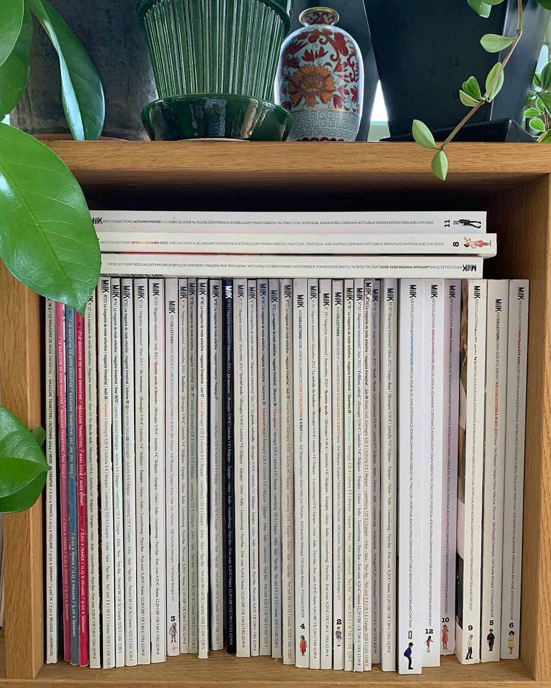 あだちなみさんのインスタグラム写真 - (あだちなみInstagram)「本棚より📚 『Milk』No.2  こんなモードな子供のライフスタイル雑誌があるなんて、と鼻息荒く手にした当時。 もう15年以上前になる。 誌面で使われている色に心鷲掴みになりながら、No.2、3、4は特によく見ていた（読んではいない）から手垢だらけ。 創刊号がなくて買えなかったのが悔やまれる。 当時洋書で取り寄せていたから、これは（16年前で）一冊3,450円！！毎号この値段で買っていたなあ。  いつからか買わなくなってしまったけれど、集めた分は今も本棚に。 またあの時みたいに衝撃を受ける雑誌に出会いたい。 （No.2と11は好きな表紙♡） . @milk_magazine #milkmagazine」5月20日 9時08分 - adachi_nami