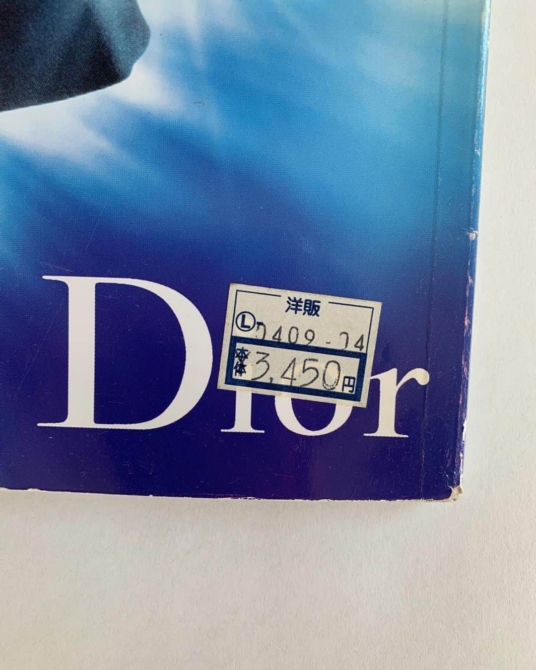 あだちなみさんのインスタグラム写真 - (あだちなみInstagram)「本棚より📚 『Milk』No.2  こんなモードな子供のライフスタイル雑誌があるなんて、と鼻息荒く手にした当時。 もう15年以上前になる。 誌面で使われている色に心鷲掴みになりながら、No.2、3、4は特によく見ていた（読んではいない）から手垢だらけ。 創刊号がなくて買えなかったのが悔やまれる。 当時洋書で取り寄せていたから、これは（16年前で）一冊3,450円！！毎号この値段で買っていたなあ。  いつからか買わなくなってしまったけれど、集めた分は今も本棚に。 またあの時みたいに衝撃を受ける雑誌に出会いたい。 （No.2と11は好きな表紙♡） . @milk_magazine #milkmagazine」5月20日 9時08分 - adachi_nami