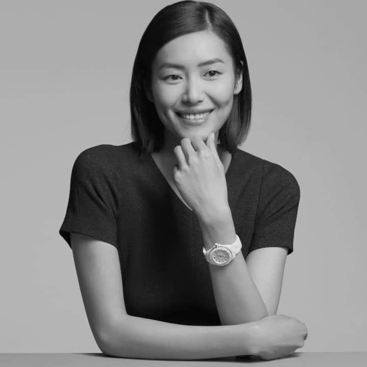 リウ・ウェンのインスタグラム：「Time brings us everything. May the future become brighter and brighter!  @chanelofficial  #J12Turns20  #CHANELWatches #ItsAllAboutSeconds」