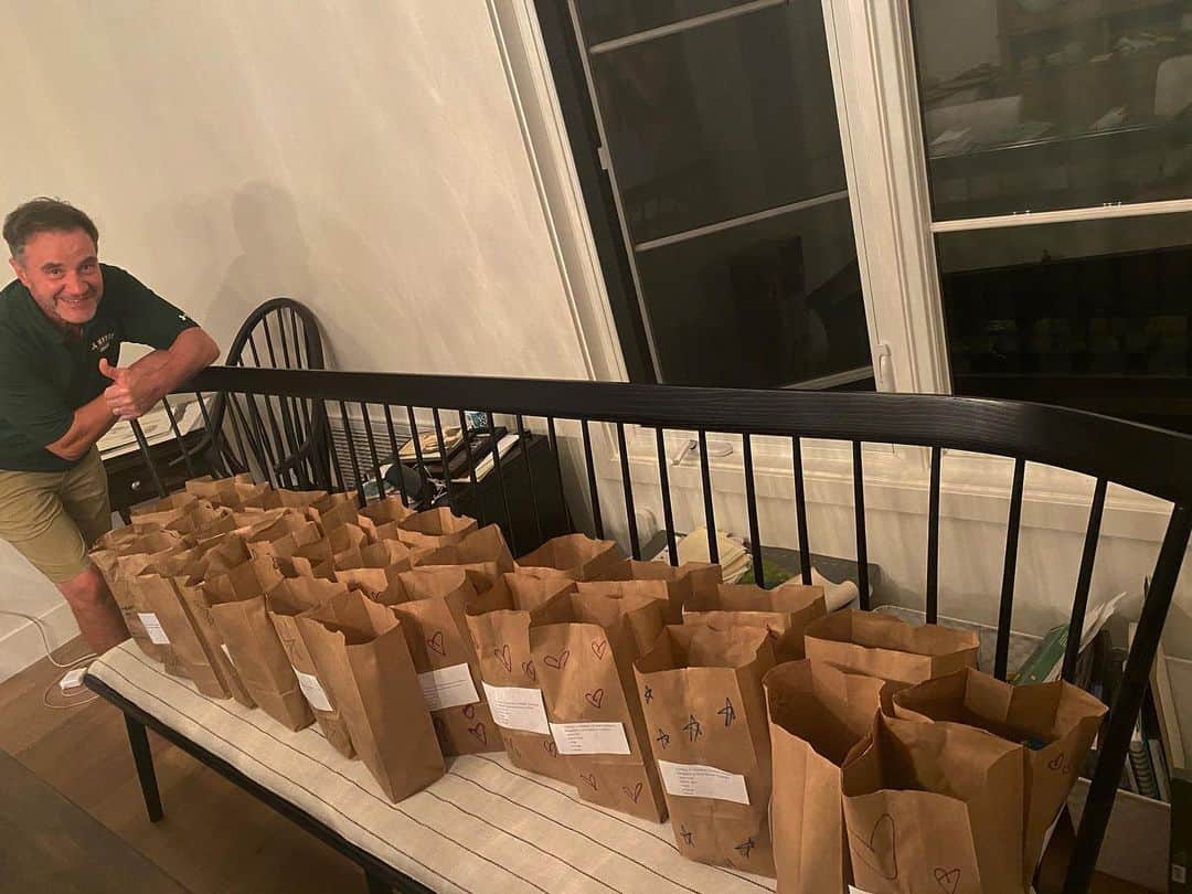 ティム・ディケイのインスタグラム：「Teaming up with @hang.out.do.good to make lunches for @hollywoodfoodco 3800  total made for just this week! #withdignity」