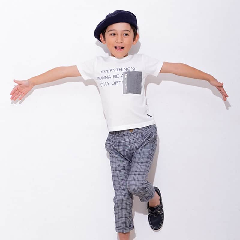 TAPPETのインスタグラム：「2020ss  ミリタリー胸ポケットがカッコいいTシャツ。  colorはオフホワイトとピンク。 カラー違いで雰囲気が変わりますので、色違いでほしくなる1枚。  BOYが着るピンクがオススメ❣️ パキッとしたカラーが、カッコよくキマります。  テーパードパンツは、少しゆとりを持ちながらも形のキレイさにこだわりを。  8分丈で動きやすく、今オススメのアイテムです。  color:グレー、ネイビー ********** oneline shopではearly summer sale開催中❗️ 5/21まで、さらに10%OFFクーポン使えます。 クーポンコード【shop100thx】」
