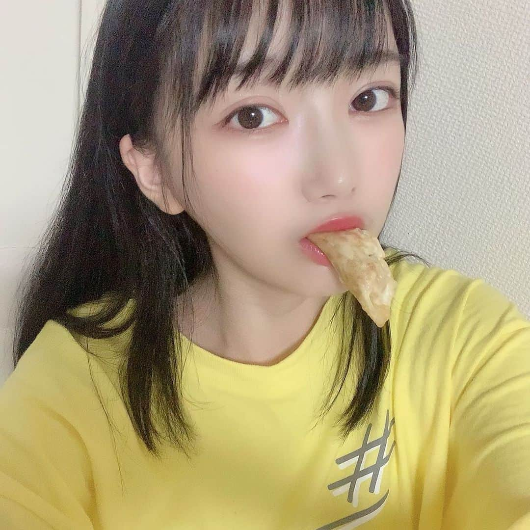 吉沢朱音さんのインスタグラム写真 - (吉沢朱音Instagram)「おはよう٩( *˙0˙ )۶ 餃子食べてるやつ← 笑 . . . . . #食いしん坊女子 #餃子好き  #もぐもぐスプリング #いっぱい食べる君が好き  #黄色コーデ #黄色担当 #おはよう朝日です」5月20日 9時37分 - nesomagic72