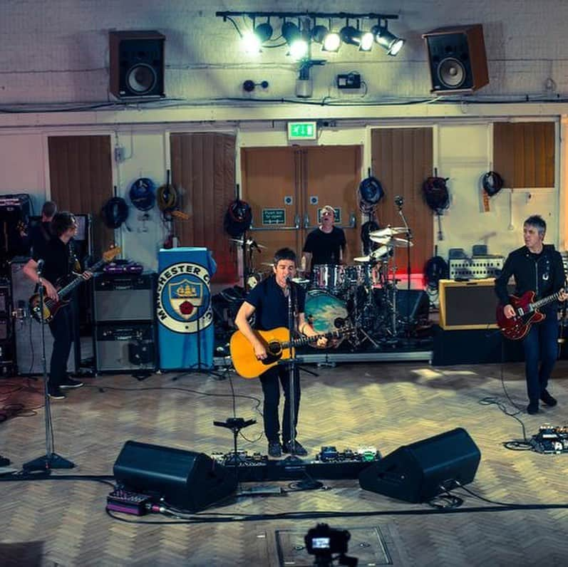 ノエル・ギャラガーさんのインスタグラム写真 - (ノエル・ギャラガーInstagram)「Back in March 2018 NGHFB recorded two tracks live at Abbey Road's legendary Studio 2 for @Spotify! Have a 🎧 to the 'Spotify Singles' via the link in bio」5月20日 0時55分 - themightyi