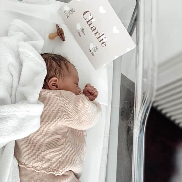 ブリュノ・マッソのインスタグラム：「Charlie 🤍🎀 19.05.2020 #happydaddy」