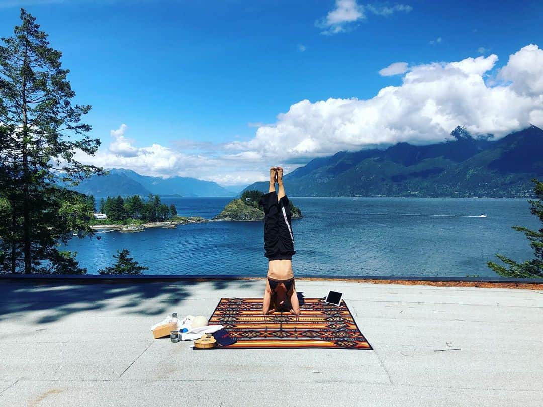 エミリー・ベット・リカーズのインスタグラム：「View courtesy of Canada, pool of colour by @pendletonwm , pic par ma mama, and the best yoga tears of surrender gifted by my friend and teacher @allymaz 💫 ... loving this combo. 💘」
