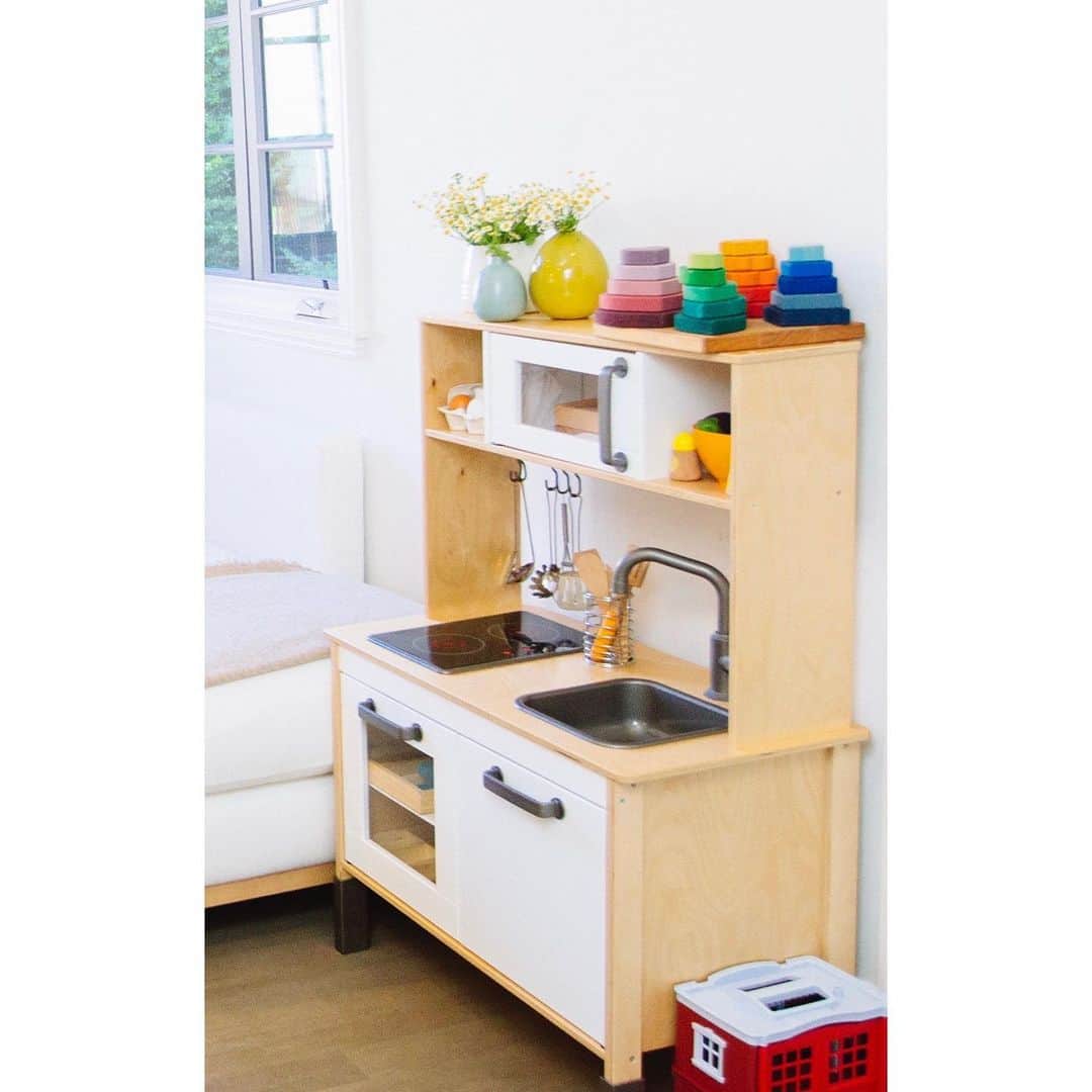エリン フェザーストンのインスタグラム：「The kitchen inside my kitchen is getting a lot of action these days. Scroll through to see how our breakfast nook has evolved with our growing family and tap  the link in bio to check out my entire home tour on @openhousetv #openhousetv #thefetherednest」