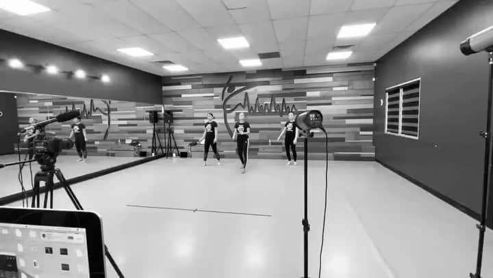 Mia Diazのインスタグラム：「ADC danceathon was amazing! thanks to everyone who joined and had a fun day of dancing!🎉❤️ #miadiaz #dance  Choreo: @miadiaz  Song: Buttons -Pussy Cat Dolls」