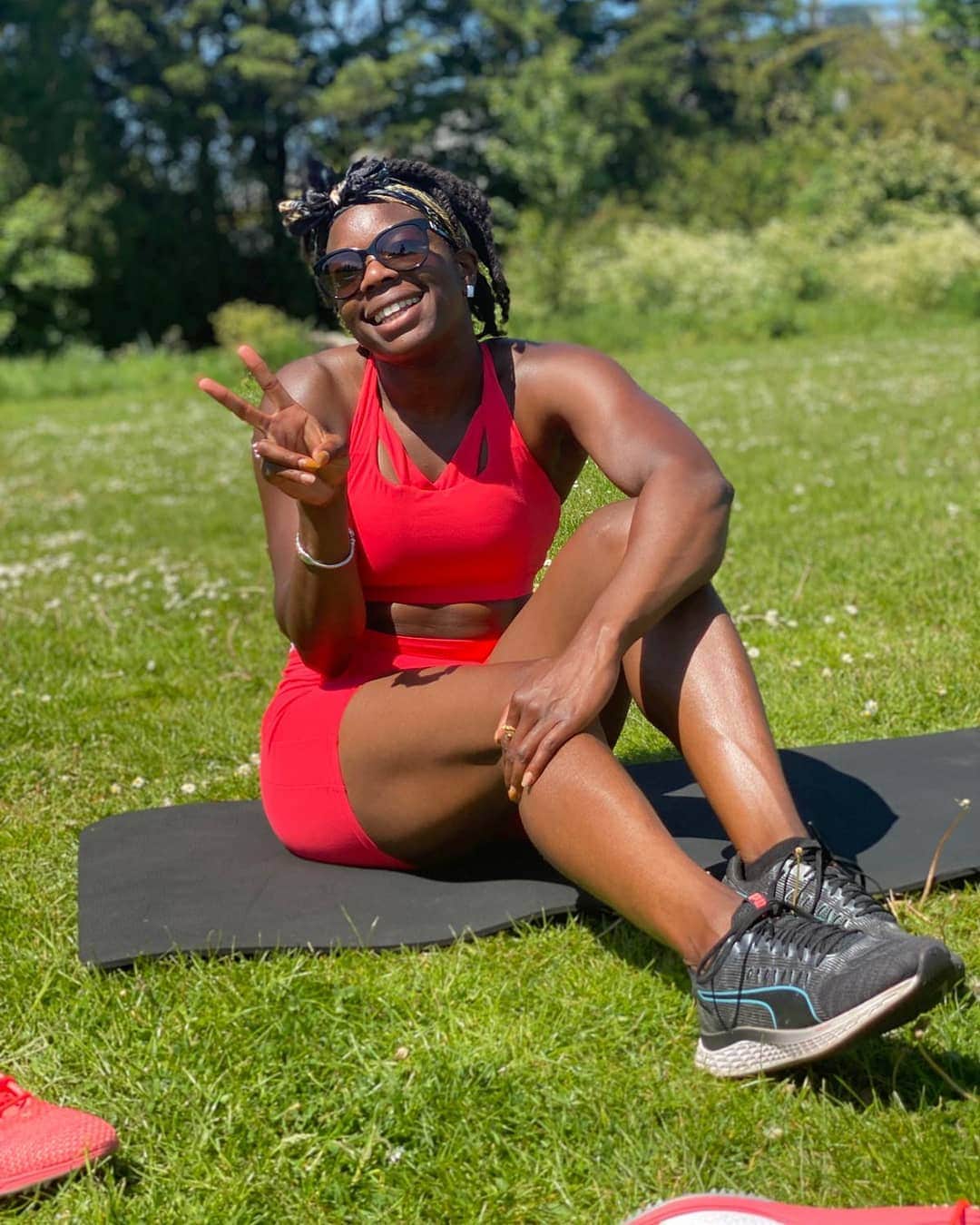 アシャ・フィリップのインスタグラム：「Sunshine Workouts ☀️❤️🥰✌🏾 . . . @pumaperformance🏃🏾‍♀️💨 . . . #Workout #Sunshine #StaySmiling」