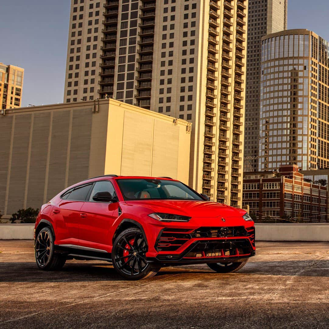 ランボルギーニさんのインスタグラム写真 - (ランボルギーニInstagram)「A color this bright can speak to your soul.  Of the two beauties, which one would you choose - the fierce Urus or the fiery Huracán EVO?  #Lamborghini #Urus #HuracanEVO #SinceWeMadeItPossible #EveryDayAmplified」5月20日 0時59分 - lamborghini