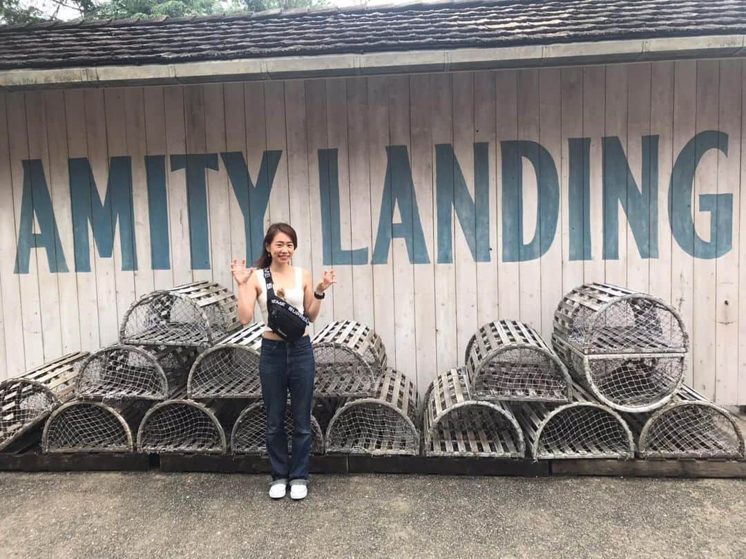 細越麻未（ami）のインスタグラム：「AMITY LANDING ポニョついたお腹がチラ見え🤣！ AMIってあるとつい撮っちゃうよね。笑 . . #ユニバーサルスタジオジャパン #usj #大阪 #ootd #ユニバコーデ」