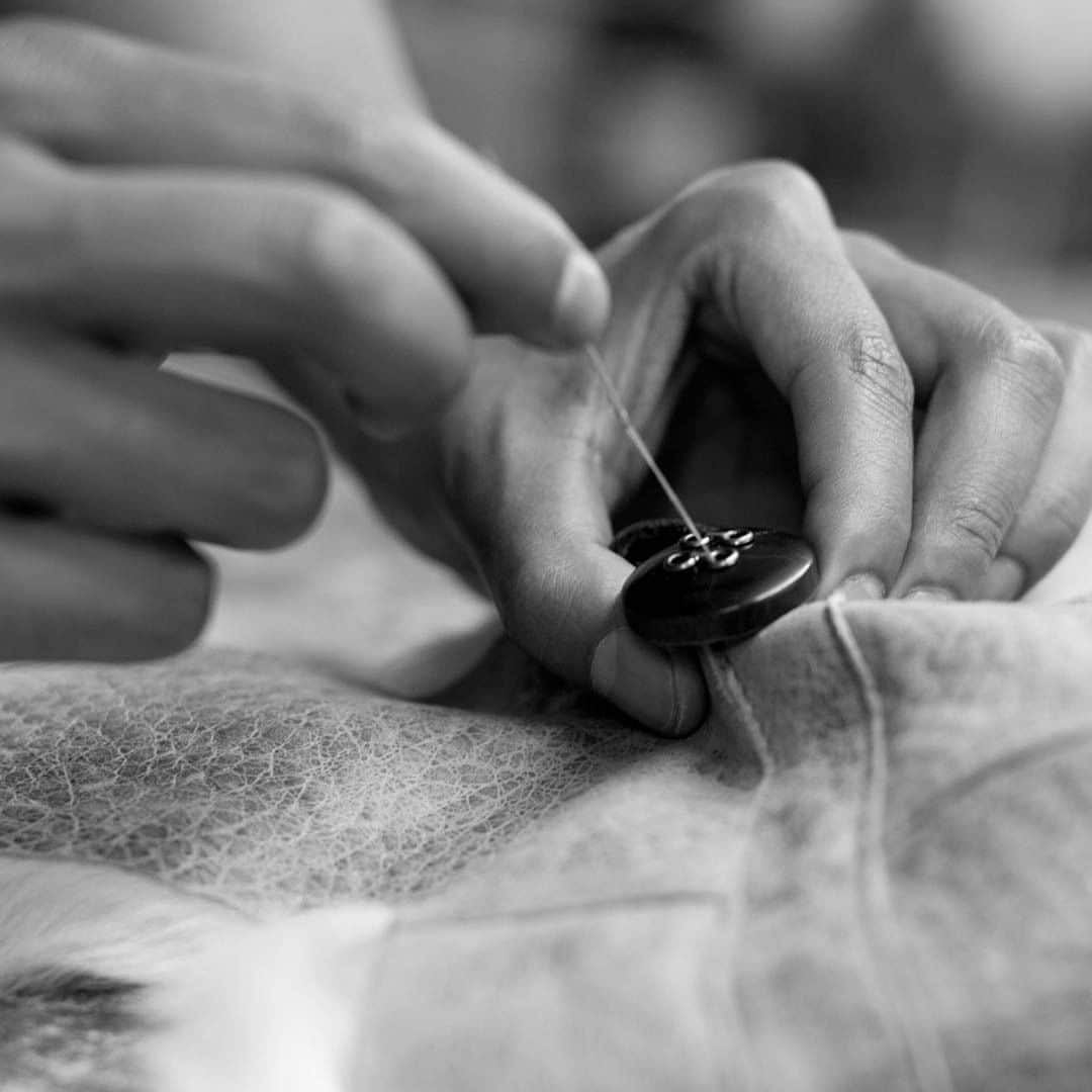 カールドノヒューさんのインスタグラム写真 - (カールドノヒューInstagram)「| REAL SUSTAINABILITY |⁠ ⁠ ''As a brand we must be responsible, keep it local, understand about our supplies and where they come from, avoid waste, ensure longevity, and nurture the skilled craftsmen and women who create our beautiful products.'' - Karl Donoghue, Creative Director ⁠ ⁠ ⁠⁠For the full interview check out our website www.karldonogue.com⁠ ⁠ #shearling #luxury #luxuryfashion #inspiration #womenfashion #fashion⁠ #25years #sustainablefashion」5月20日 1時01分 - karldonoghue