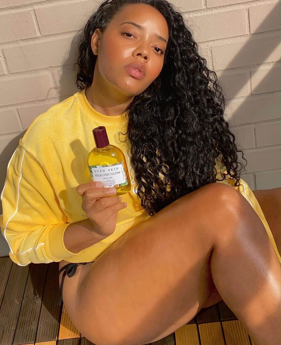 Angela Simmonsさんのインスタグラム写真 - (Angela SimmonsInstagram)「My @AncientCosmetics Even Skin Oil giving me that Natural Body Glow ✨ Follow @AncientCosmetics」5月20日 1時02分 - angelasimmons