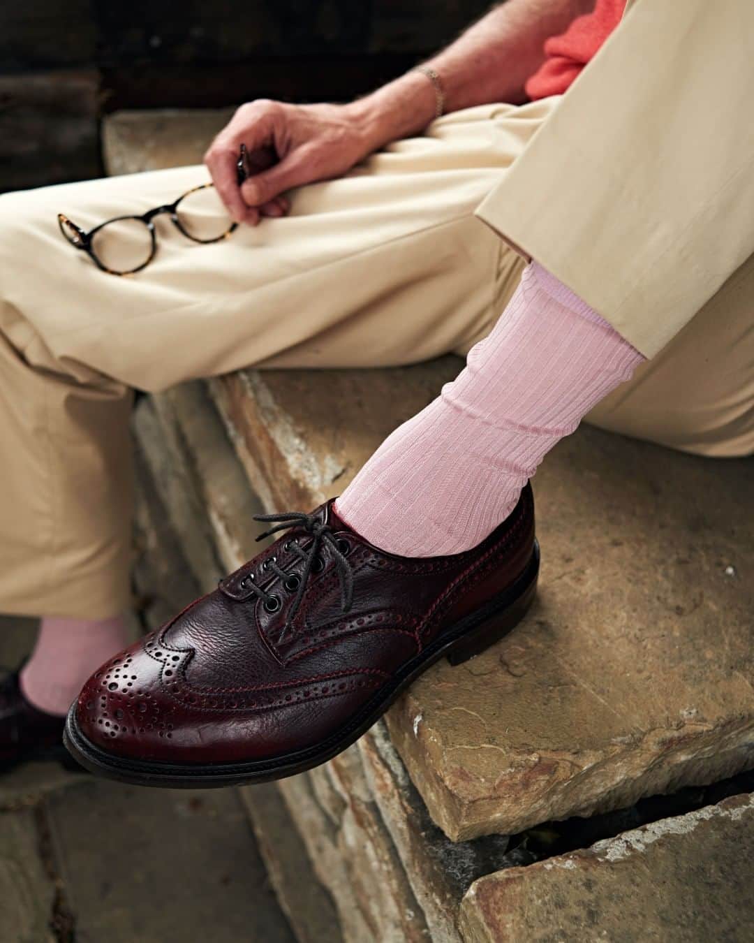 ターンブル&アッサーさんのインスタグラム写真 - (ターンブル&アッサーInstagram)「Made from the highest quality Egyptian cotton in a soft lisle yarn (also known as Fil d'Ecosse), our pastel pink-toned socks are a perfect pairing to the sunshine.」5月20日 1時14分 - turnbull_asser