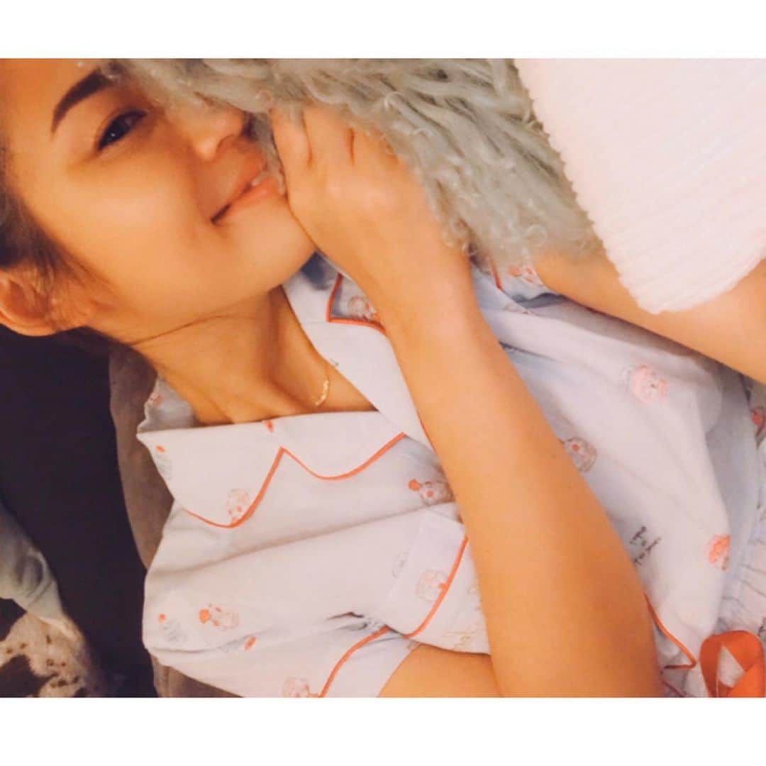 のインスタグラム：「可愛いパジャマでお家時間🦄💒🎀💗 セパレートタイプとワンピースタイプをGETしました👕👗🩳 セパレートタイプはコットン100%ダブルガーゼ🤱🏽 赤色のトリミングとウエストリボンがアクセントに❤ ワンピースタイプはとにかく肌触りと締め付け感のないところが最高🌈 肩幅が内側に入ってるのと、フレアな袖口で着心地ゆったり♥️ @les_secrets_by_laduree_narue  #パジャマ #ガーゼパジャマ #コットンパジャマ #ルームウェア #ワンピースパジャマ #スクレバイラデュレ #家着 #お家時間 #lessecretsbyladuree #フランスパジャマ #ナルエー #cute #石垣島 #沖縄 #ishigaki #okinawa」