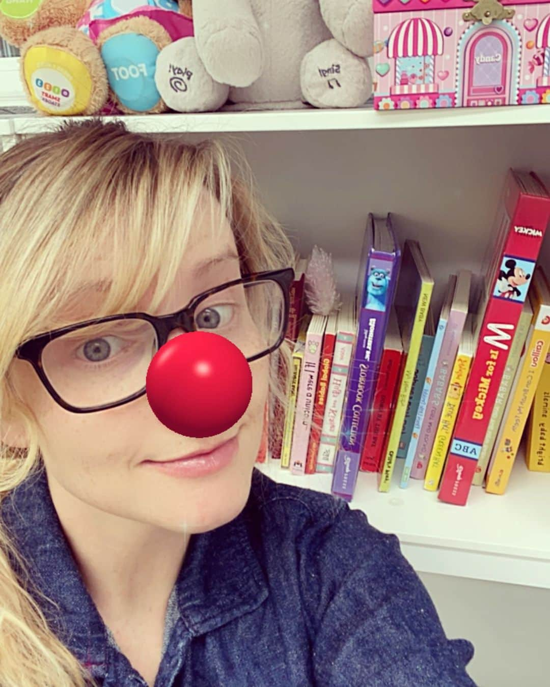 メリッサ・ラウシュさんのインスタグラム写真 - (メリッサ・ラウシュInstagram)「Got my red nose on for #RedNoseDay – a campaign that raises money to end child poverty in America. Get your own red nose filter by going to bit.ly/DonateRedNoseDay  and making a donation if you’re able to...such a fun way to get kids involved in this great cause. So happy to be working with @Walgreens to help keep kids healthy, safe and educated in this time of need. #NosesOn」5月20日 1時39分 - melissarauch