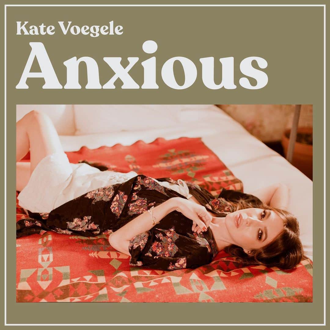 ケイト・ボイージェルのインスタグラム：「“Anxious” | 5.29 🎵🎶 .  I wrote this song for anyone feeling just like me right now. Life is weird and uncertain and scary and it’s ok to feel anxious about it. I can’t WAIT for you guys to hear this one! .  Pre-save “Anxious” at the link in my bio to automatically enter to win a video message from me! 🎥🎵 .  https://show.co/0NE0v7R 📸 by @alyssegafkjen h/mu by @bheadabe」