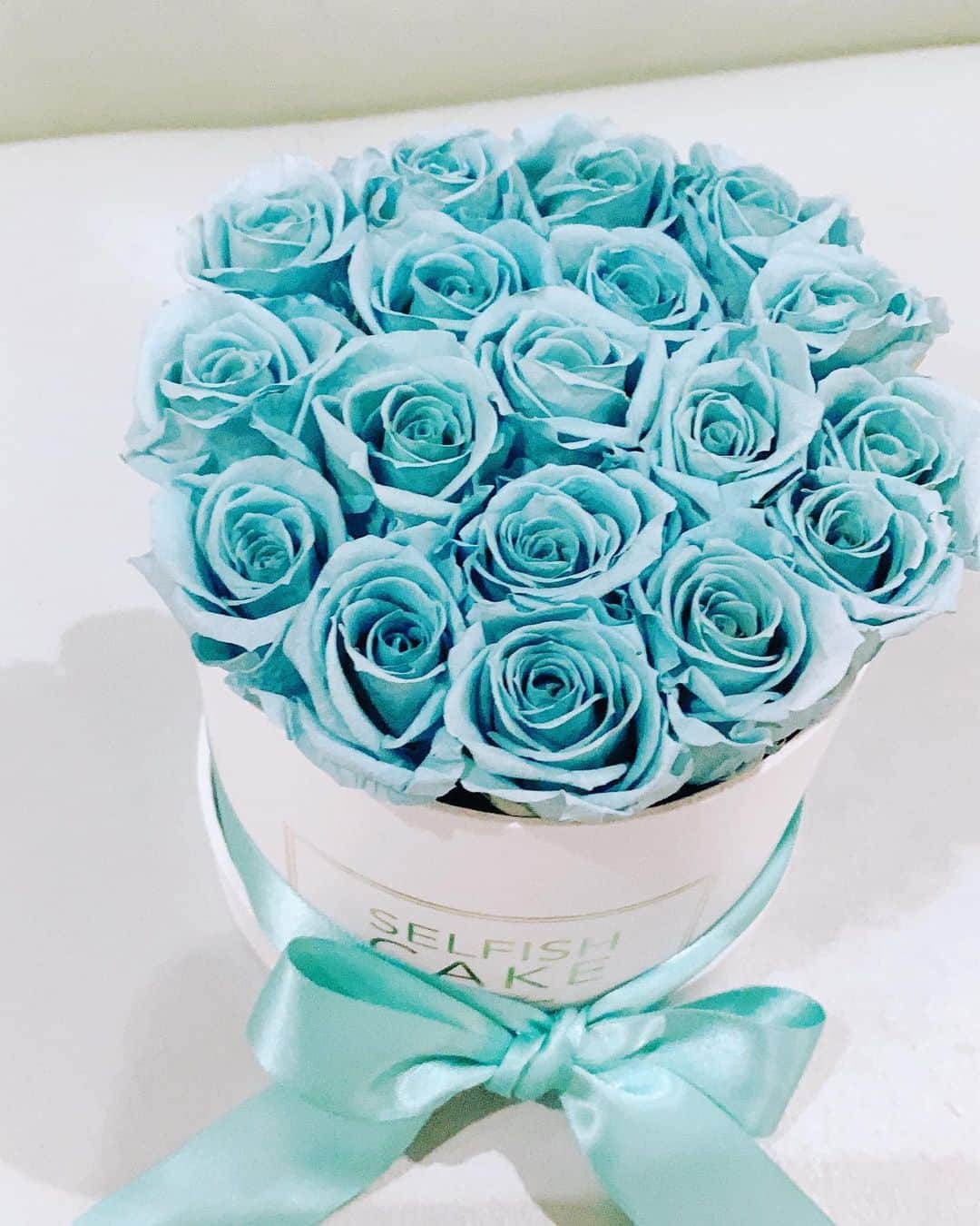 森下悠里さんのインスタグラム写真 - (森下悠里Instagram)「大好きなティファニーブルーの 素敵な薔薇が届いたよ💓 - @selfishcake  可愛い💐沢山💓あるの✨ - 自宅用にも贈り物にも最高だね✨ - - #selfishcake #flower #stayhome #interior #💙💚」5月20日 1時37分 - yuurimorishita
