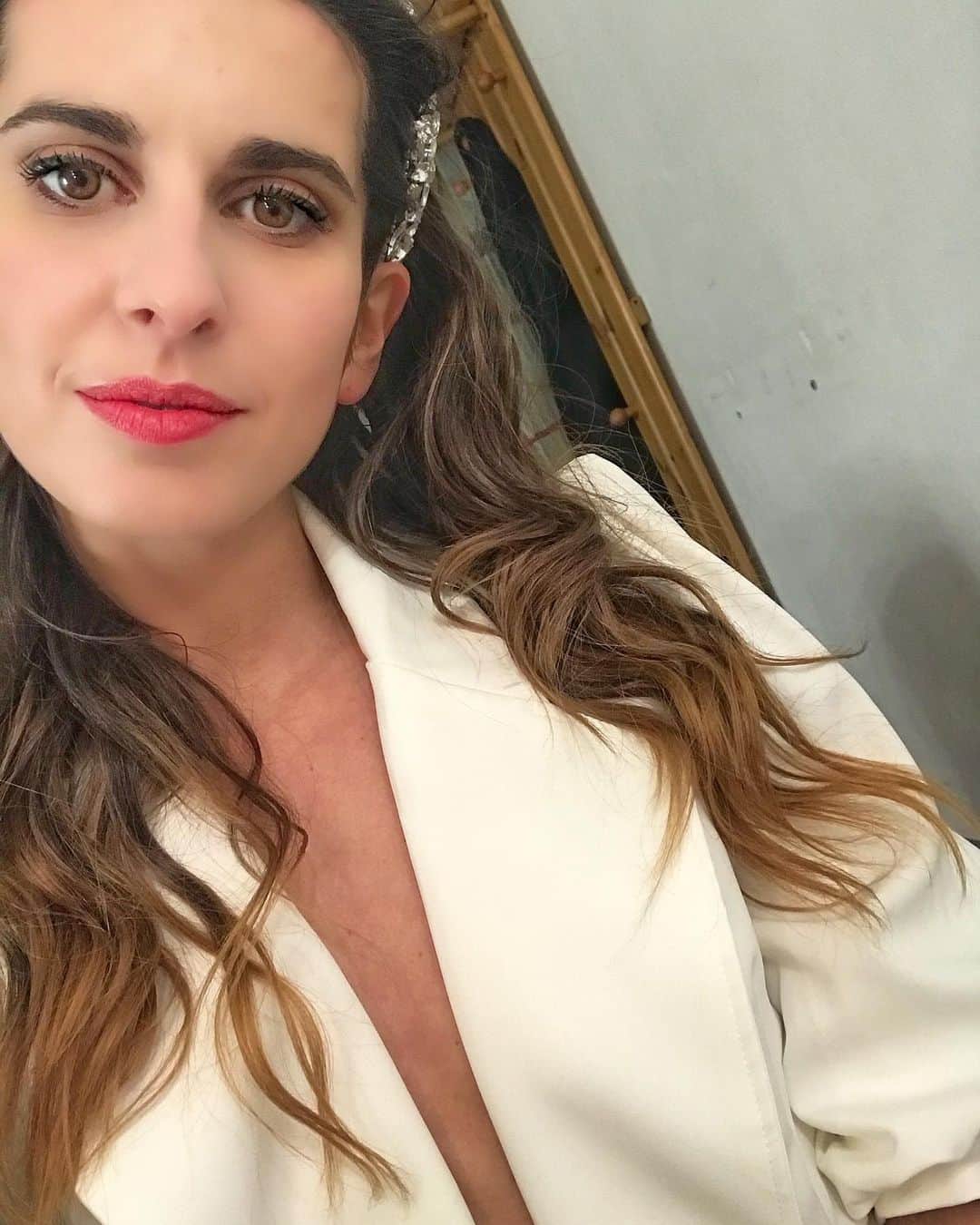 ヴァレンティーナ・マルケイのインスタグラム：「Prima che mamma mi tagliasse i capelli in quarantena 💇🏻‍♀️ #cesempreunaprimavolta 😅  A glam pic from before lockdown, Then my mom gave me an haircut😅💇🏻‍♀️ #firsttimer #imok #iguess  Did your mom cut yours too? Usually Italian moms teach how to make pizza, mine is definitely different!😂🤦🏻‍♀️ Styled by @lapikinmymind」