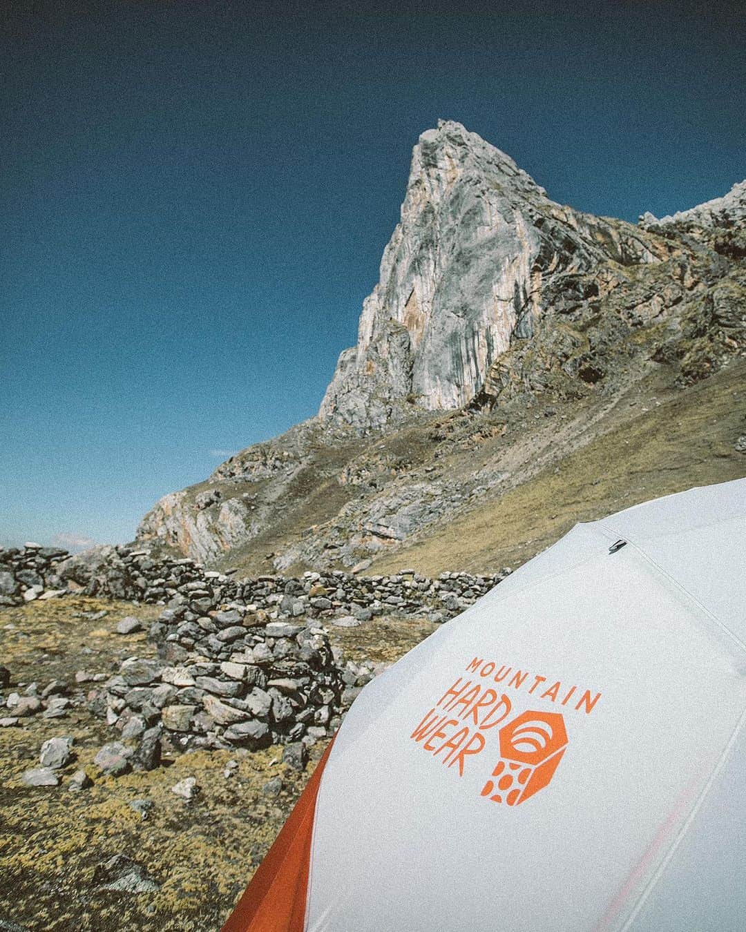 マウンテンハードウェアのインスタグラム：「“Discovery in the Andes: Dream Wall,” written by @chadurif and @joshlrsn. In the middle of an extensive tour to climbing destinations across all continents of the world, Charlotte and Josh uncovered a hidden gem of unclimbed potential in a parallel valley of Chacco Huayllascca. This is their return to a wall they’d been dreaming of for nearly two years. (Link in bio for full story.) Photos: @coldhousemedia.」