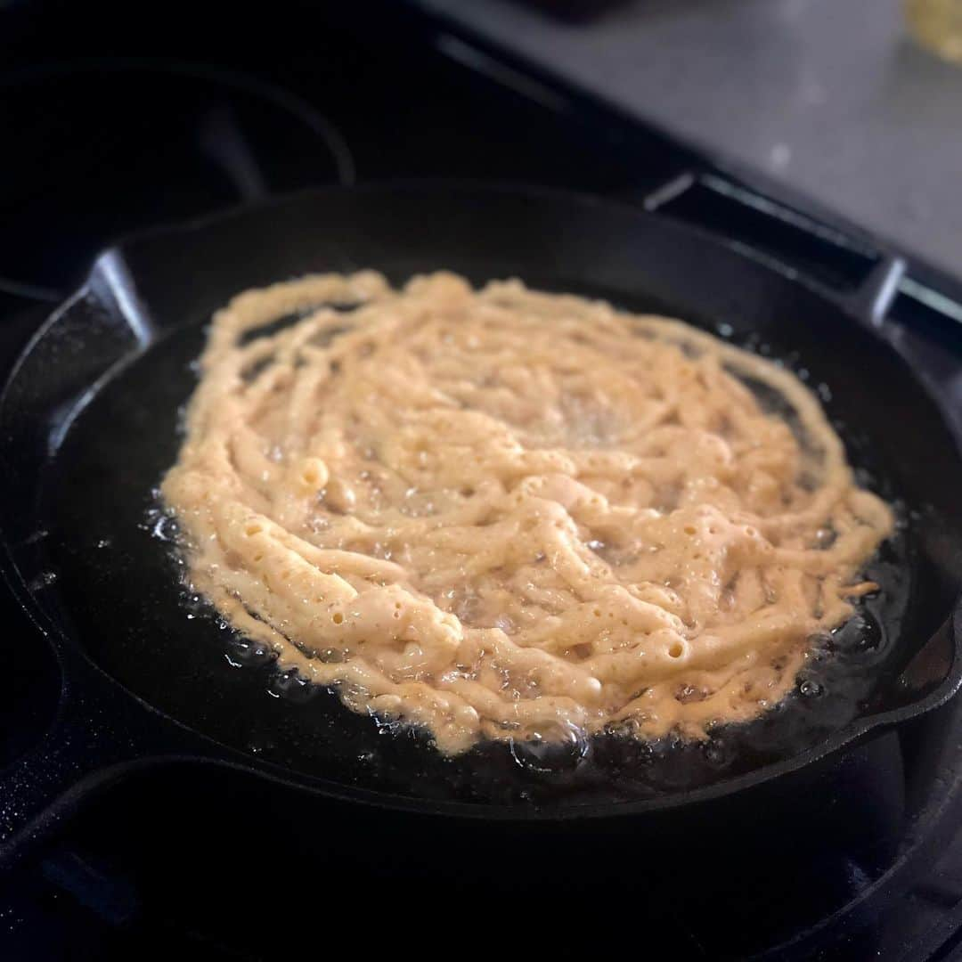 エドウィン・ホッジさんのインスタグラム写真 - (エドウィン・ホッジInstagram)「I’ve been craving funnel cake, so I made some for breakfast. Should I feel some kind of guilt for eating funnel cake in the morning? Let me think. It has the basic ingredients included in pancakes, sooooooooooo... yeah... no guilt!#funnelcake #breakfast 📸 @bayleyb」5月20日 2時02分 - chaoticsymphony