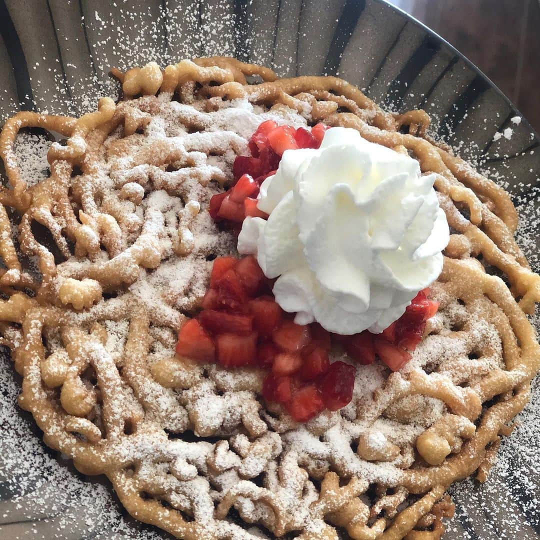 エドウィン・ホッジさんのインスタグラム写真 - (エドウィン・ホッジInstagram)「I’ve been craving funnel cake, so I made some for breakfast. Should I feel some kind of guilt for eating funnel cake in the morning? Let me think. It has the basic ingredients included in pancakes, sooooooooooo... yeah... no guilt!#funnelcake #breakfast 📸 @bayleyb」5月20日 2時02分 - chaoticsymphony