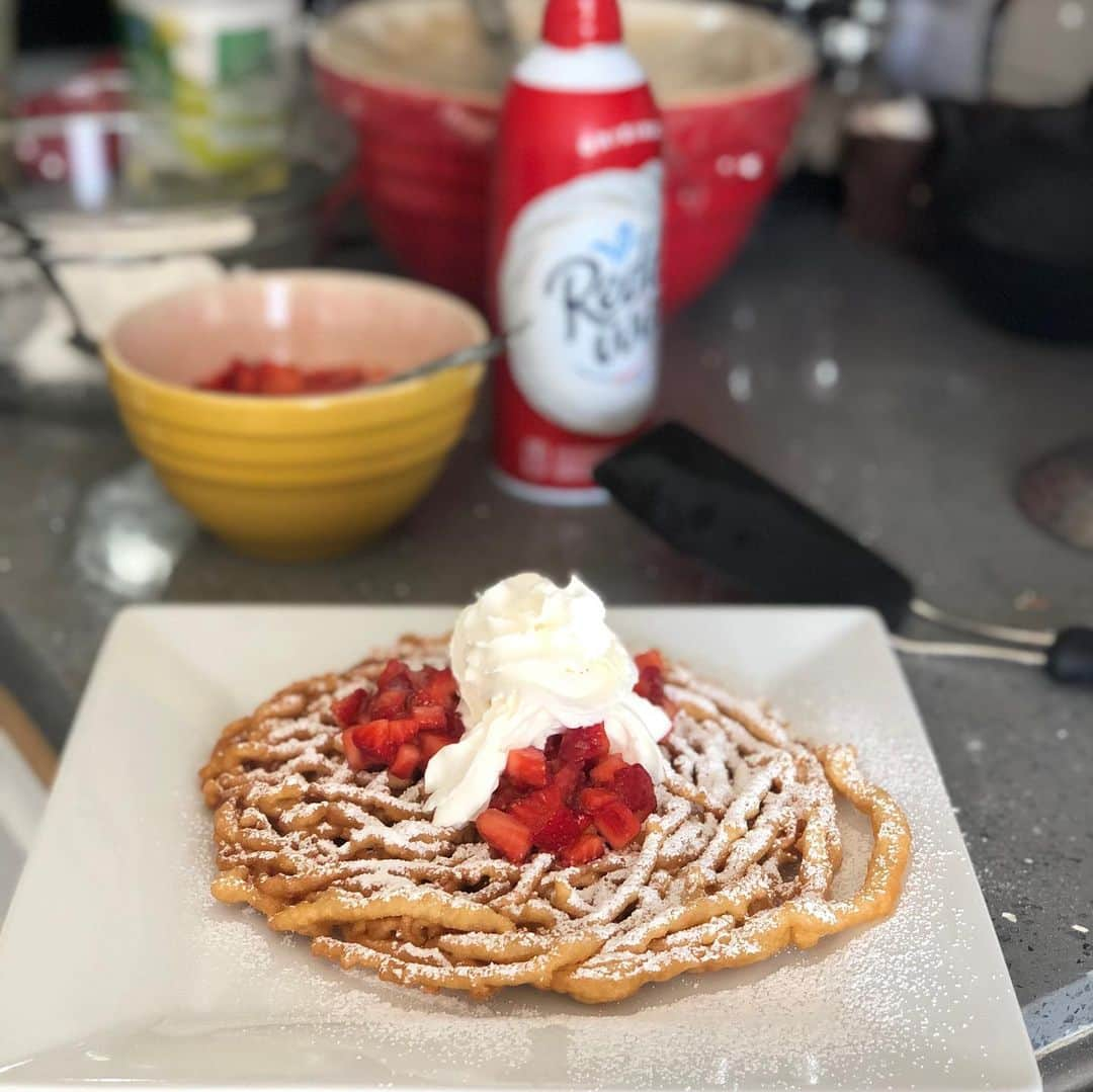 エドウィン・ホッジさんのインスタグラム写真 - (エドウィン・ホッジInstagram)「I’ve been craving funnel cake, so I made some for breakfast. Should I feel some kind of guilt for eating funnel cake in the morning? Let me think. It has the basic ingredients included in pancakes, sooooooooooo... yeah... no guilt!#funnelcake #breakfast 📸 @bayleyb」5月20日 2時02分 - chaoticsymphony