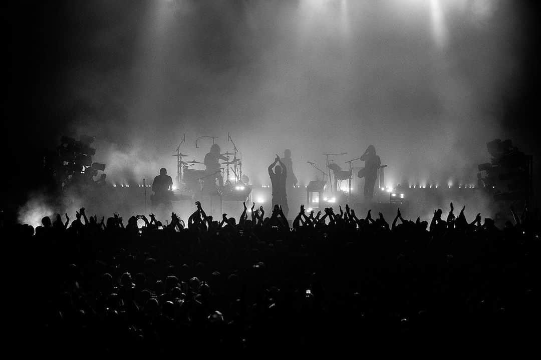ナイン・インチ・ネイルズのインスタグラム：「I was just reminded today marks the two year anniversary of when we made you show up in person for the Cold and Black and Infinite tour. Strange to think about with the world the way it is now. I look forward to the day we can once again safely be in the same space and share the experience of screaming at the top of our lungs at each other. . Speaking of which, I suppose I can let you know we HAD a tour booked this fall that continued and expanded Cold and Black and Infinite. @jehnnybeth was coming along with us.  We were excited. I’m bumming myself out right now. The what-could-have-been dates are below and we had some merch for that tour in production that we’re putting in the store (link in bio) with all of NIN’s profits going to local food banks in the cities we were going to play. . The current plan is to finish up some scoring projects, work on my limited patience skills, deep dive into new NIN material, and hopefully be playing music live for you in 2021. In the meantime… listen to Jehnny’s record (comes out June 12), continue to listen to Bowie, and don’t be too hard on yourself. . TR 5.19.20 . If you’re feeling nostalgic, check out the incredible fan-made full length concert film at link in bio. . P.S. How in the fuck did you pull this off? . Sep 15 + 16  San Diego, CA - Open Air Theatre Sep 19  Los Angeles, CA - LA State Historic Park Sep 22 + 23 + 24  Vancouver, BC - Queen Elizabeth Theatre Sep 26 + 28 + 29  Seattle, WA - Paramount Theatre Oct 1  Seattle, WA - Paramount Theatre Oct 8 + 9  Kansas City, MO - Uptown Theatre Oct 11 + 12  Minneapolis, MN - The Armory Oct 15  Grand Rapids, MI - Deltaplex Oct 17  Indianapolis, IN - Indiana Farmers Coliseum Oct 19 + 20 + 21  Philadelphia, PA - The Met Oct 23 + 24 + 26 + 27 + 29  Toronto, ON - Venue TBA . Photo: @jimlouvau」