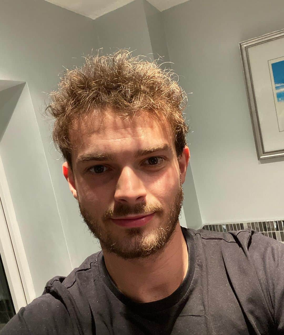 サム・ウォーカーのインスタグラム：「Rocking the lockdown hair because I’m scared it won’t grow back if I shave it off 😳🤣」