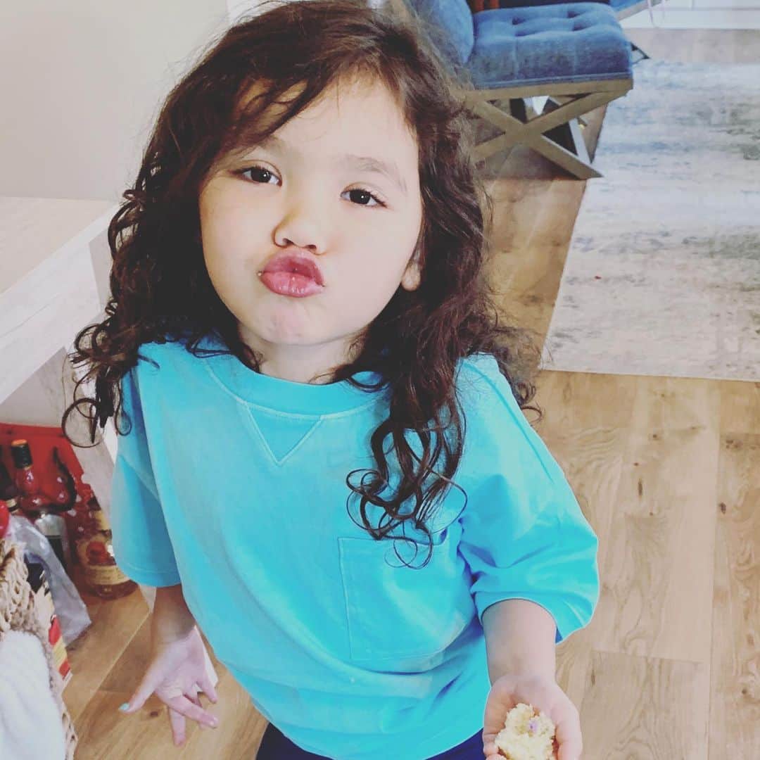 アディソン・ラッセルのインスタグラム：「🎉Happy Birthday Mila!!🎉 So proud of who you are!! MY WONDERFUL BRILLIANT BEAUTIFUL DAUGHTER🎉🎉 I LOVE YOU❤️🎉 #fiveandalive🦄 🦄」