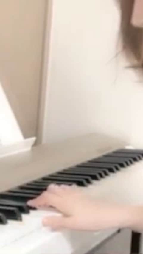 のインスタグラム：「作詞：御徒町凧  作曲：森山直太朗  もしもあなたが　雨に濡れ  言い訳さえも　できないほどに  何かに深く　傷付いたなら  せめて私は　手を結び  風に綻ぶ　花になりたい ・ もしもあなたの　夢破れ  行き先のない　日々は暮れゆき  信じることさえできなくなれば  せめて私が　声にして  明日に揺蕩(たゆた)う　 歌をうたおう ・ ・ 花のように　花のように  ただそこに咲くだけで　美しくあれ  人はみな　人はみな  大地を強く踏みしめて　 それぞれの花　心に宿す ・ ・ #中孝介 #花 #弾いてみた #電子ピアノ」