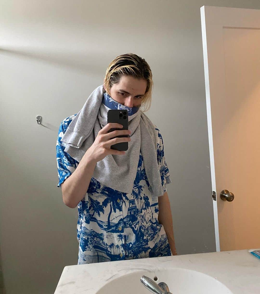 ポーター・ロビンソンのインスタグラム：「cleaned cat poop this morning」