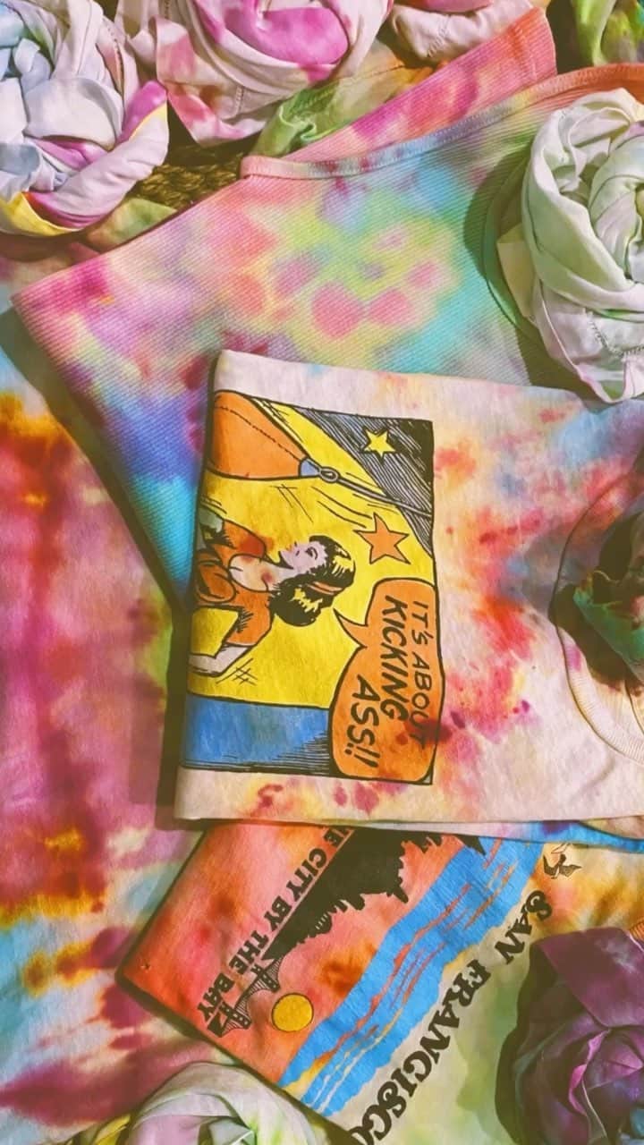 ダニジョーのインスタグラム：「In this episode of At Home with Danni, @danielleasnyder demonstrates the #tiedye ice technique with the DANNIJO tie-dye kit. Watch and see and give life to old stained items in your closet 🌈  Shop the kit: https://dannijo.com/products/diy-tie-dye-kit-ii」