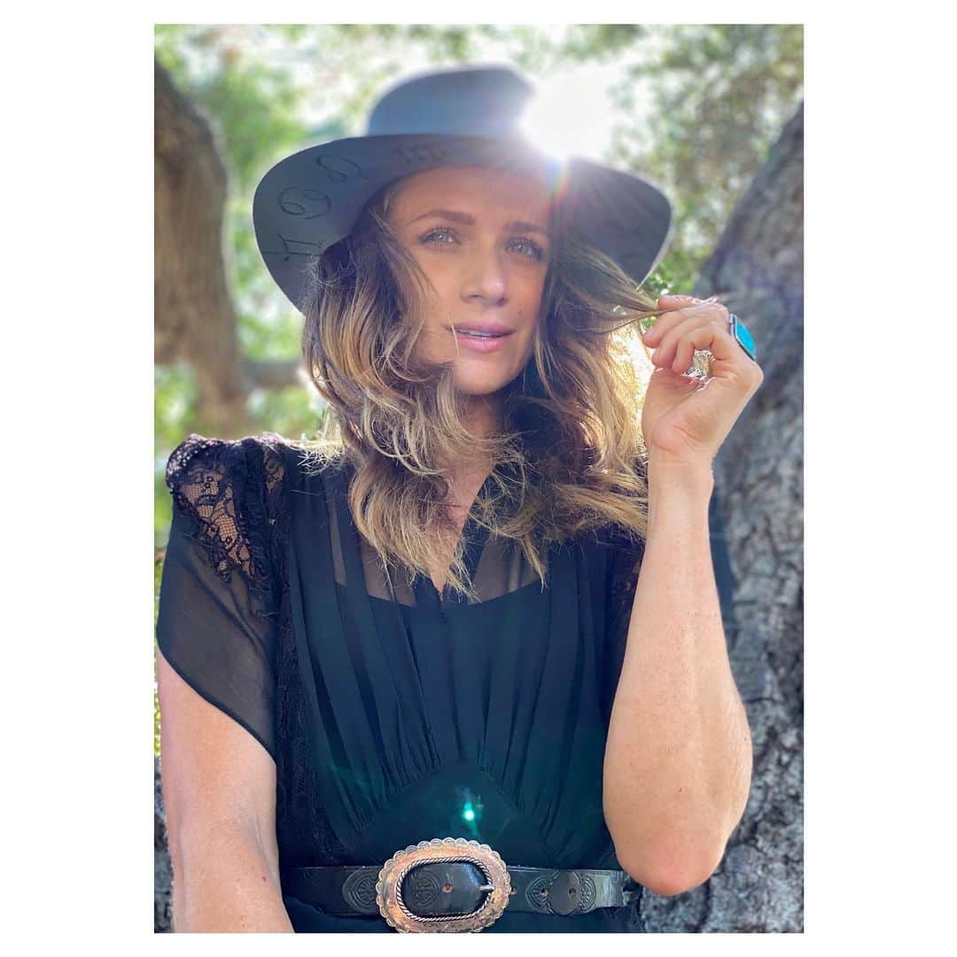 シャンテル・ヴァンサンテンのインスタグラム：「The search for sunshine was successful.... little road trip, picnic, tree climbing lead to a happy heart! 💙」