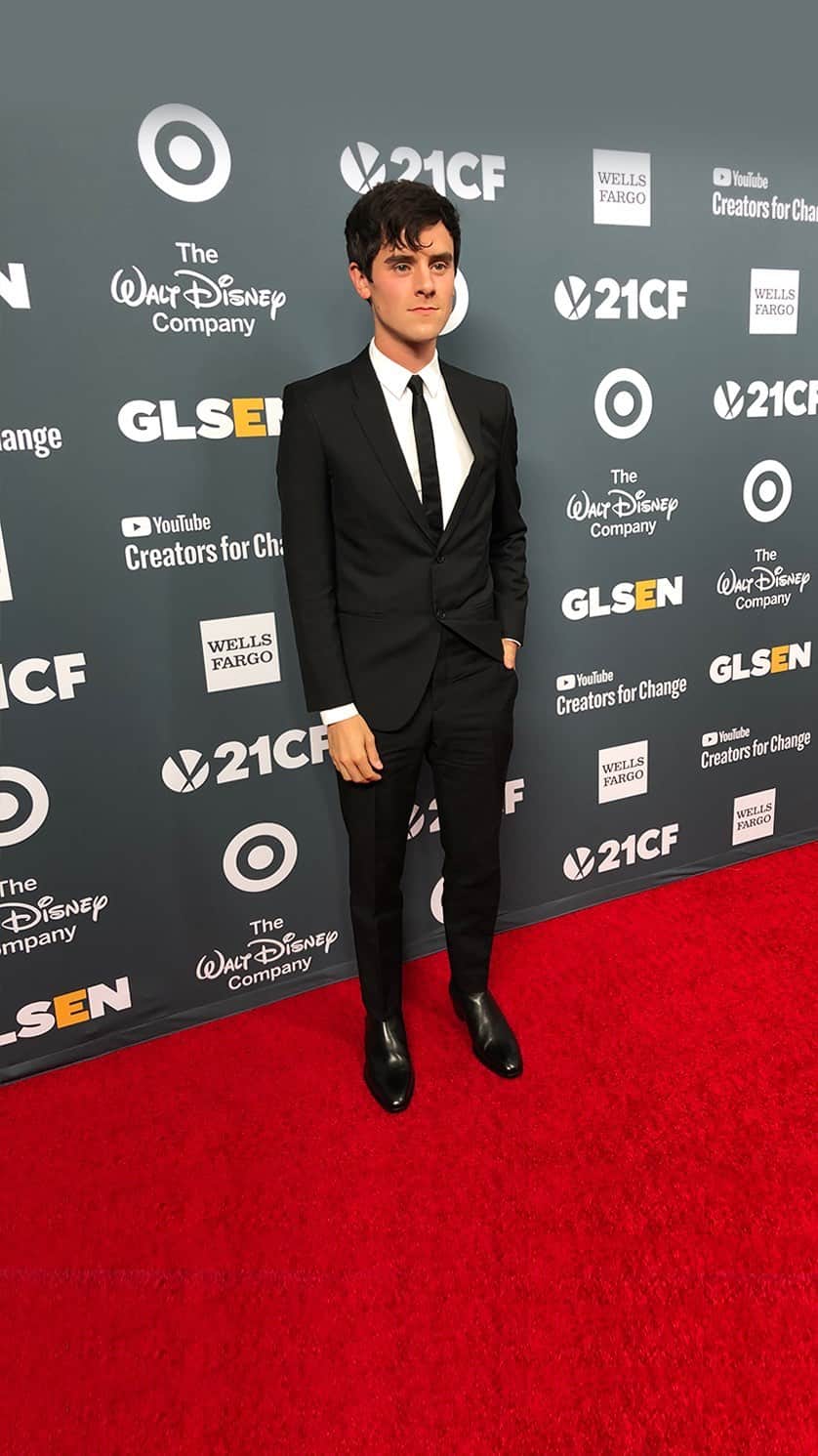 コナー・フランタのインスタグラム：「In the face of the pandemic, @glsen has completely reconfigured their work to create vital community + connection for #LGBTQ students nationwide. If you want to learn more about GLSEN’s work and all these incredible LGBTQ+ student leaders, click the link in my bio. You can also donate simply by texting RESPECT to 31996!  #RespectEverywhere ty ♥️♥️♥️」